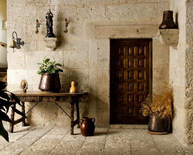 Construida en 1601 por el duque de Lerma como palacete de caza para Felipe III, las estancias de esta posada real en la Ribera del Duero, han alojado a Lope de Vega y Rubens. Hoy, además de 18 habitaciones, tiene unos terapéuticos jardines con piscina. Y, a dos kilómetros, la bodega homónima en la que se producen algunos de los mejores vinos de España. (pradorey.es).