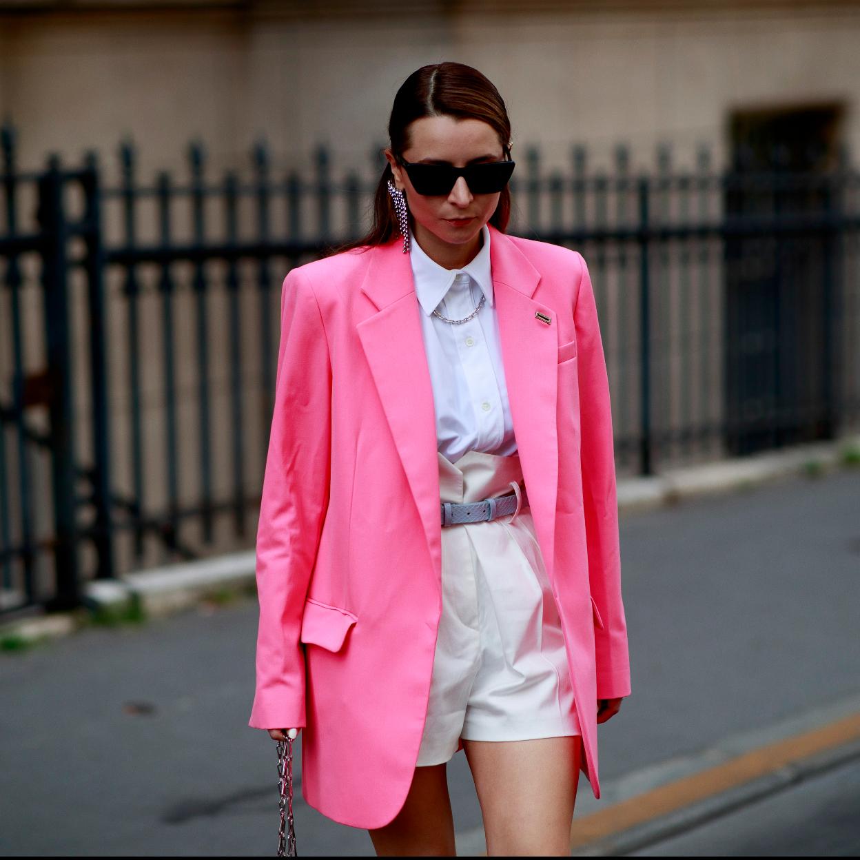 Los shorts blancos son un must en el armario de verano.