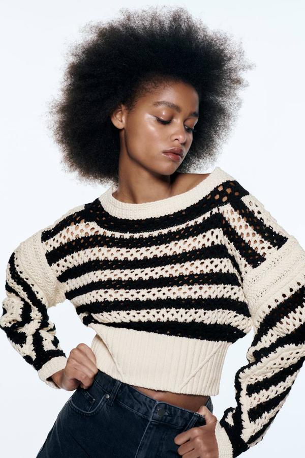 Jersey Limited Edition de punto calado 100% algodón, con estampado a rayas gruesas blanco y negro, cuello redondo amplio, silueta relajada, manga larga abombada y acabados en rib.