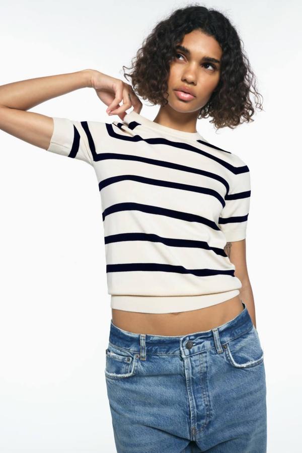 Jersey básico de punto fino con estampado a rayas blanco y negro, manga corta, silueta ajustada y cuello redondo.