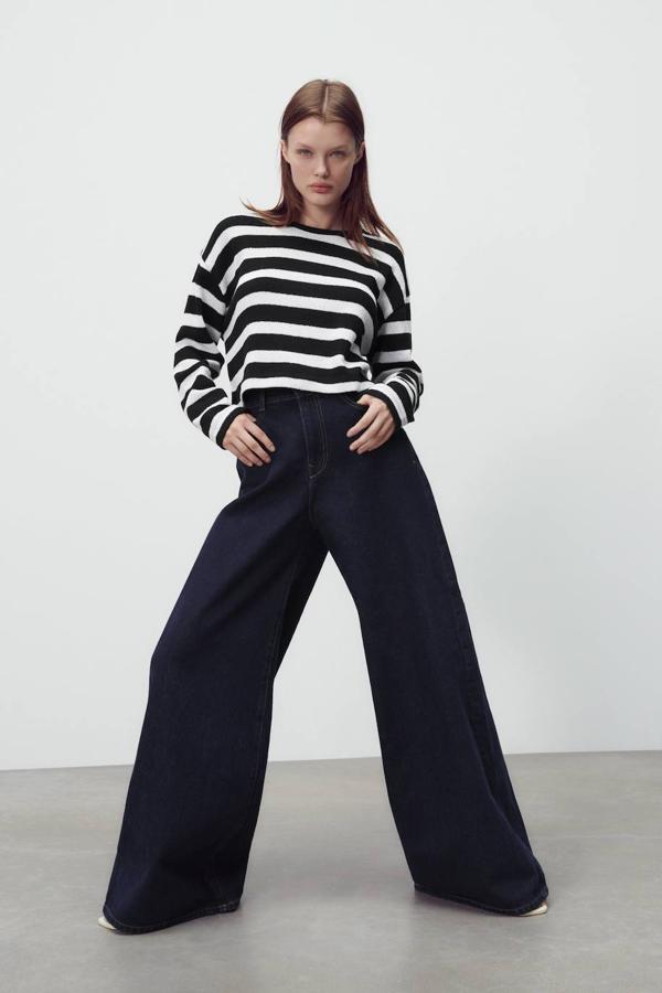 Jersey en tejido de punto con acabado rústico, print de rayas gruesas en negro y blanco, cuello redondo, costura de hombro caída y manga larga.