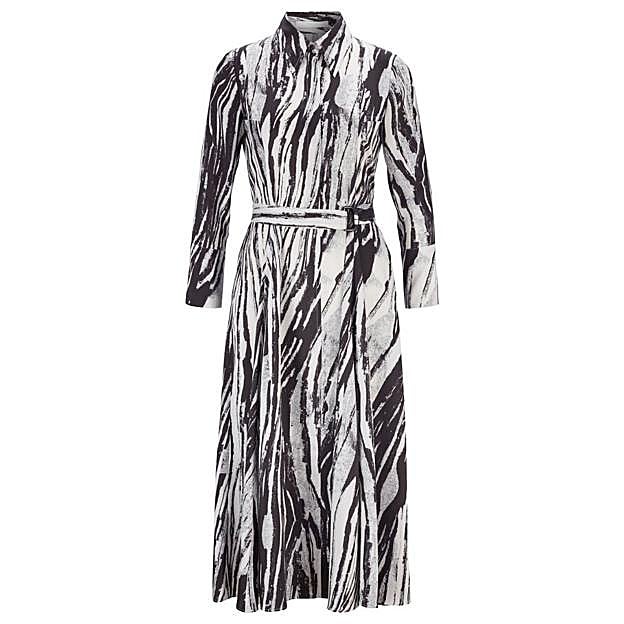 Imagen principal - El favorecedor vestido camisero estampado de la reina Letizia que puedes copiar en Lefties por menos de 20 euros y triunfar este verano