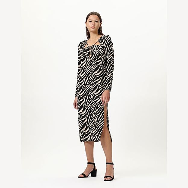 Imagen principal - El favorecedor vestido camisero estampado de la reina Letizia que puedes copiar en Lefties por menos de 20 euros y triunfar este verano