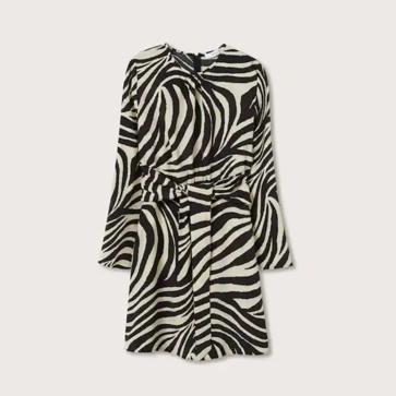 Imagen secundaria 1 - El favorecedor vestido camisero estampado de la reina Letizia que puedes copiar en Lefties por menos de 20 euros y triunfar este verano