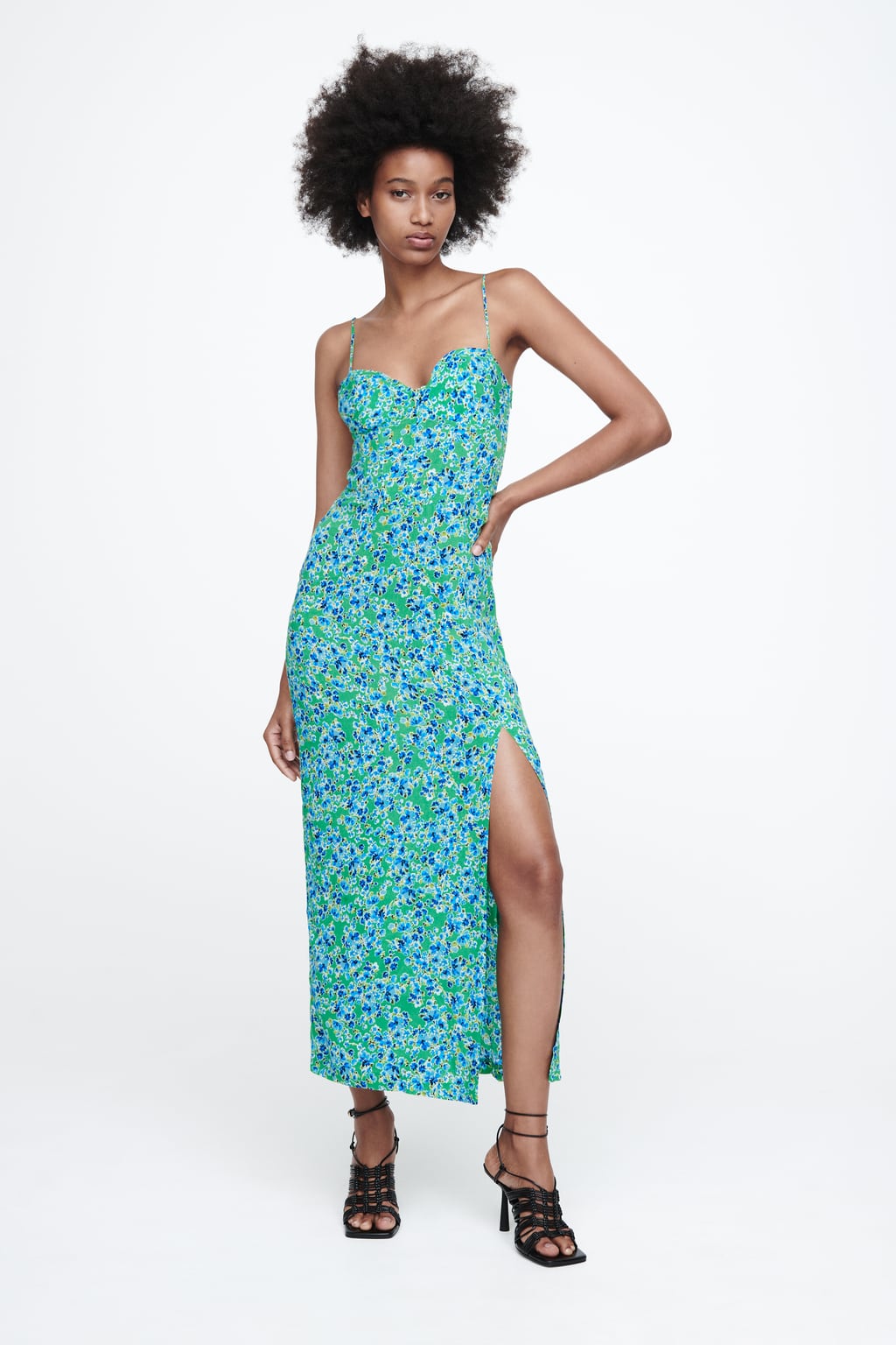Los vestidos estampados son perfectos para los planes más informales del verano. Elige un print a todo color y llévalo en cualquier ocasión con tus sandalias favoritas. Vestido midi de Zara (29,99 euros)