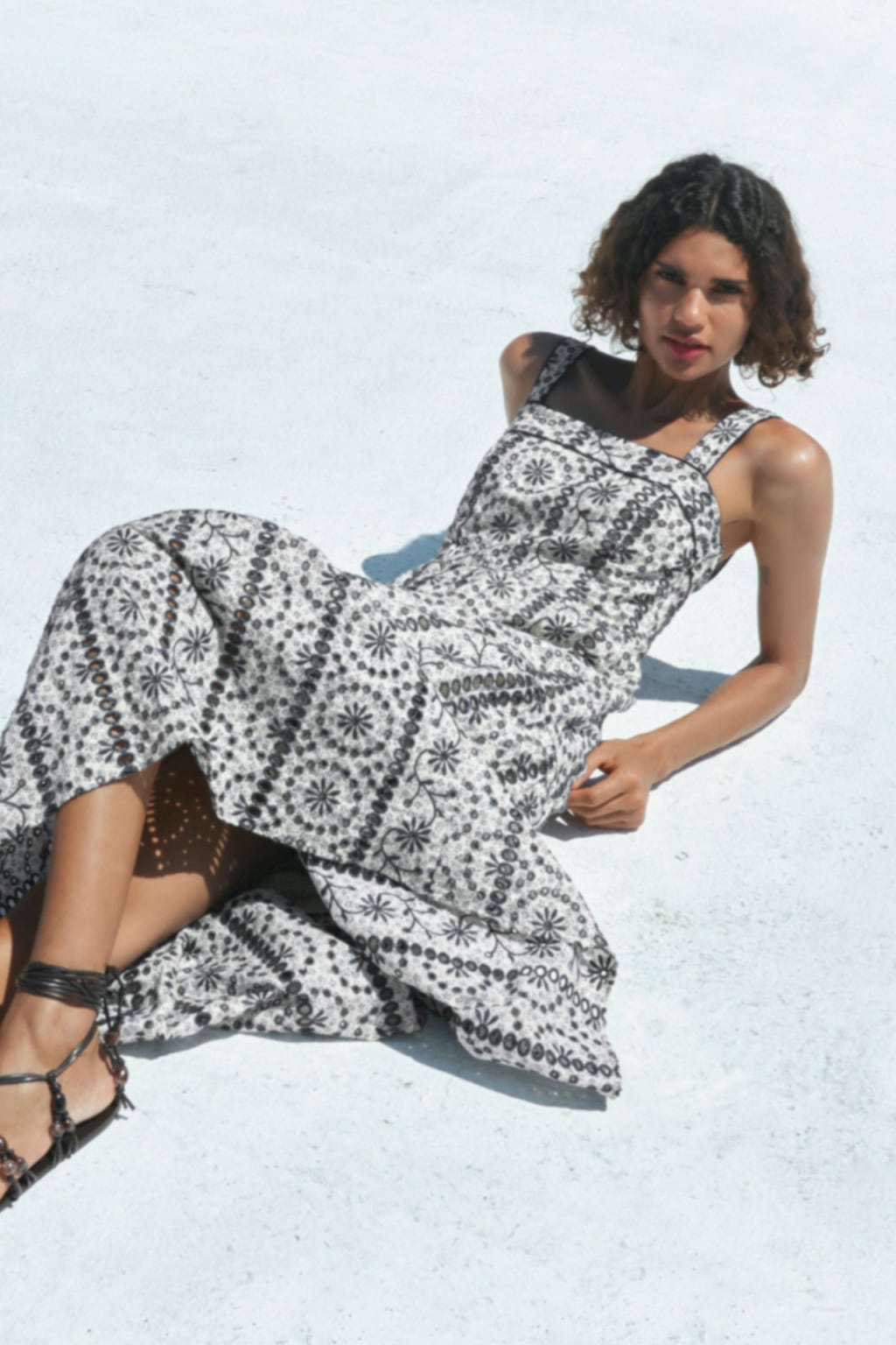 Los bordados también saltan a escena para cubrir uno de los vestidos más elegantes del momento. Vestido midi con bordados de Zara (59,99 euros)