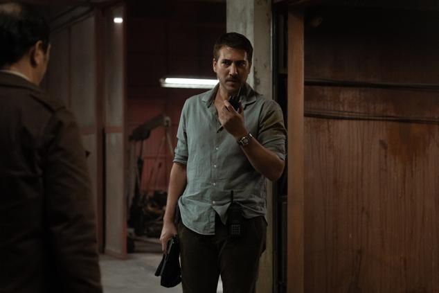 Alberto Amman, Luis Callejo y Bárbara Goenaga encabezan el reparto de esta miniserie española ambientada en una prisión psiquiátrica. El recinto está rodeado por un grupo de hombres armados que quieren capturar a un peligroso asesino en serie. El asalto terminará cuando lo consigan, pero el director de la prisión no está dispuesto a ceder, y para conseguirlo contará con la ayuda de los funcionarios y de los internos. 