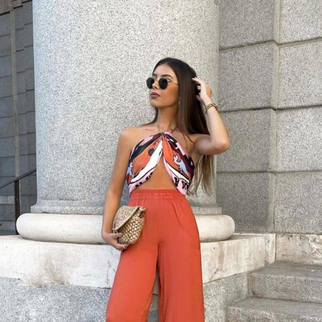 Pincha en la foto para ver más bolsos de rafia cómodos, originales y bonitos que son perfectos para los looks de verano