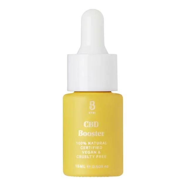 Este sérum facial de Bybi Beauty (9 euros) ayuda a controlar las pieles muy propensas al acné. Reduce el enrojecimiento y calma la piel inflamada. 