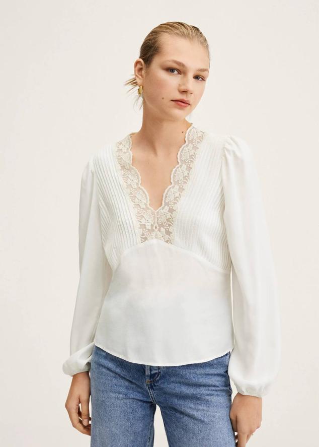 Blusa en tejido fluido y ligero con manga larga abullonada, detalles plisados y escote de pico decorado con encaje, color blanco, de Mango.