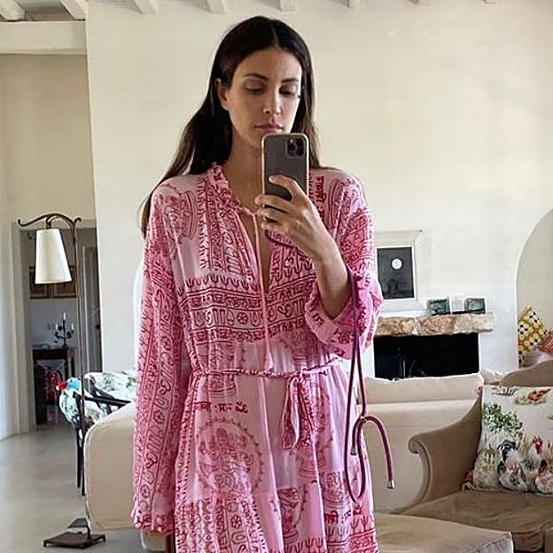 Este bonito vestido de playa que tienen royals, famosas e influencers está arrasando porque es ponible y asequible