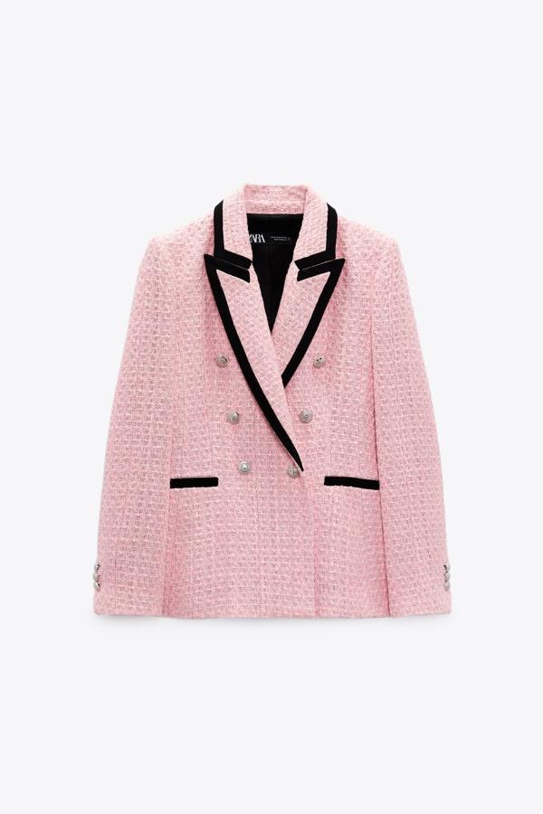 Las mujeres inteligentes invierten en básicos atemporales para la próxima temporada. Esta blazer causó sensación en cuanto salió. Aún hay modelos disponibles, aunque algo nos dice que no por mucho tiempo. 