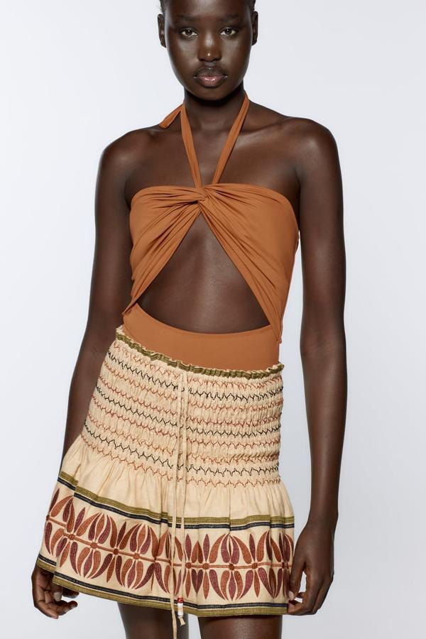 Durante la temporada, Zara nos llenó de este tipo de minifaldas estampadas que, al tener nido de abeja, disimulan tripa y te dan un toque bohemio muy veraniego. Ahora tienen descuento y no sé por qué, pero se han vuelto irresistibles. 