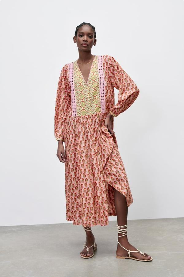 Es tan cómodo que sentirás que no llevas nada. Los caftanes son perfectos para ir a pasear, pero también para ir a la playa o a la ofi. ¿Un secreto? Quedan genial con sandalias planas, y no hacen bajitas a las chicas petite. 