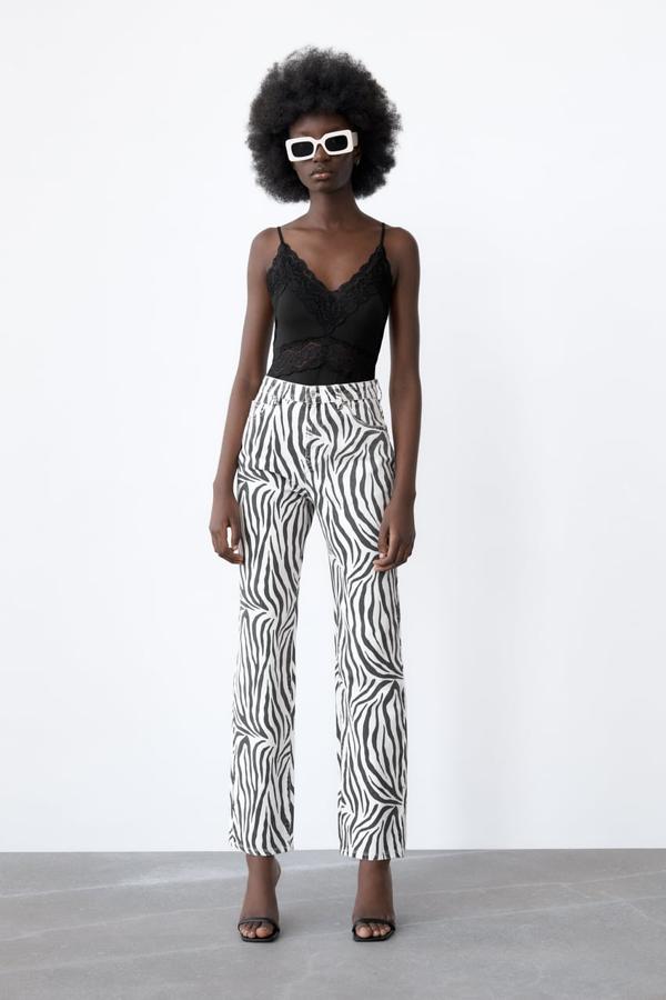 ¿Un toque juvenil en tus próximos looks? Los pantalones estampados hace tiempo que se pusieron de moda. Sientan especialmente bien a las figuras de triángulo invertido y si los combinas con unas sneakers el acabado urbano será de diez. 