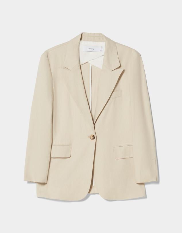 En lino para poder utilizarla durante todo el verano y en color arena. Las combinaciones son múltiples, gracias a su versatilidad. Precio rebajado:19,99 €. 