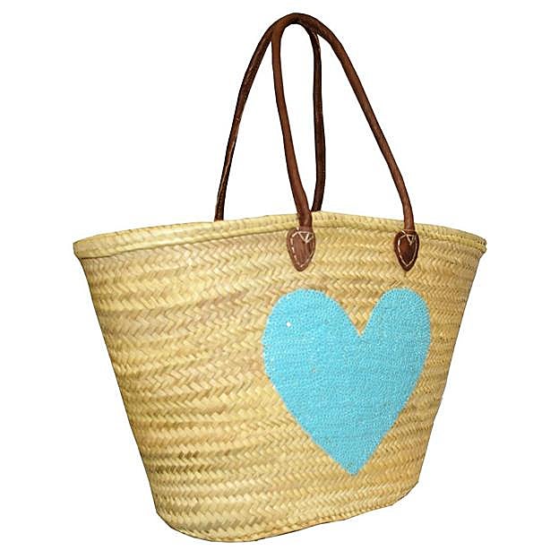 Un capazo hecho en España con corazón azul.