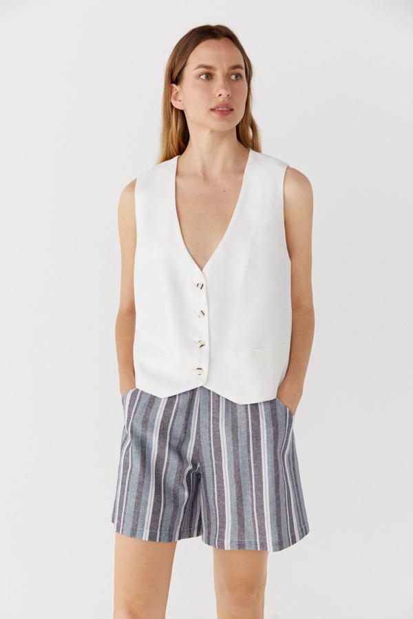 Entallado con escote de pico muy pronunciado para resaltar toda la zona del cuello. Cierre de botones y bolsillos ribeteados, todo en color blanco. Es de Cortefiel. Precio: 49,99 €. 