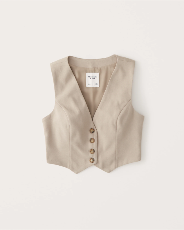 Chaleco sartorial de corte slim confeccionado de forma masculina mejorado con parte delantera abotonada y cuello en V. Es de Abercrombie & Fitch. Precio: 22,99 €.