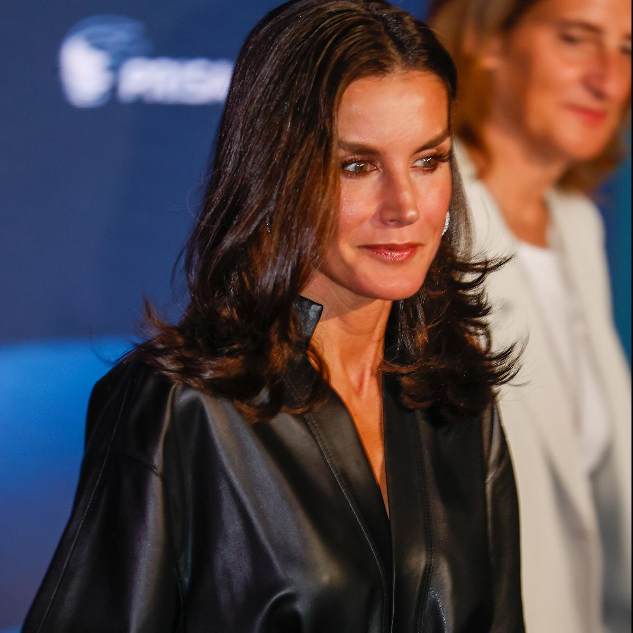 La reina Letizia con un vestido negro.