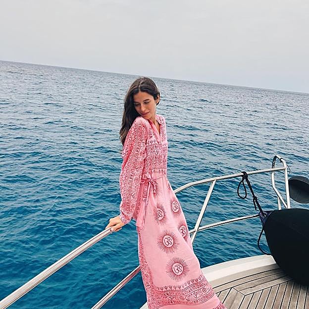 Imagen principal - Sandra Gago, la influencer Carlota Ariza y una modelo con el vestido de María de la Orden.