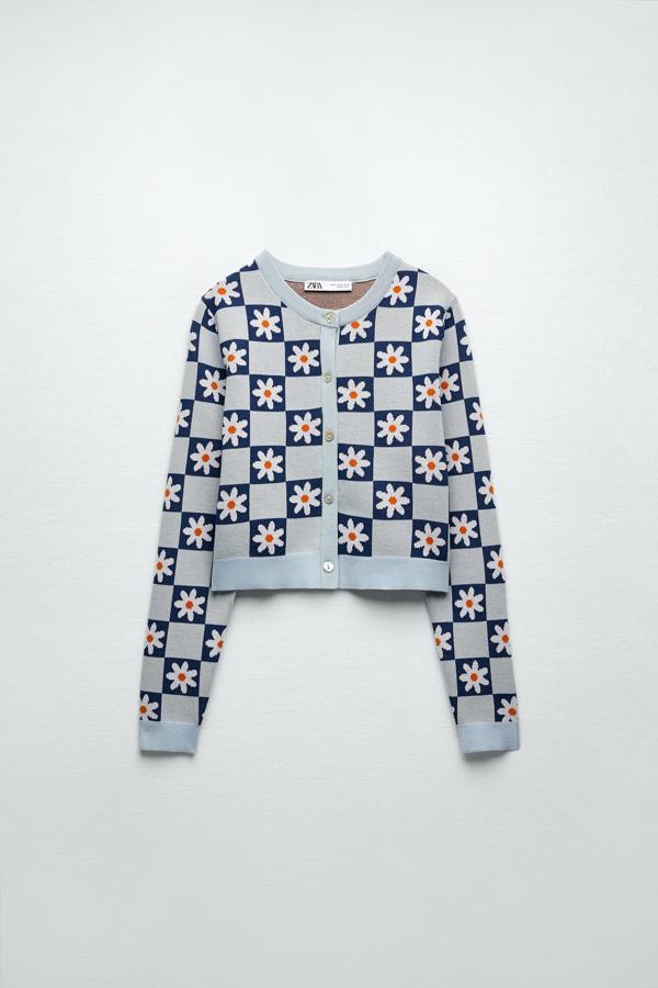 Las prendas de punto se visten con estampados de estilo jacquard que nos recuerdan a los diseños retro. Cárdigan con flores de Zara (15,99 euros). 