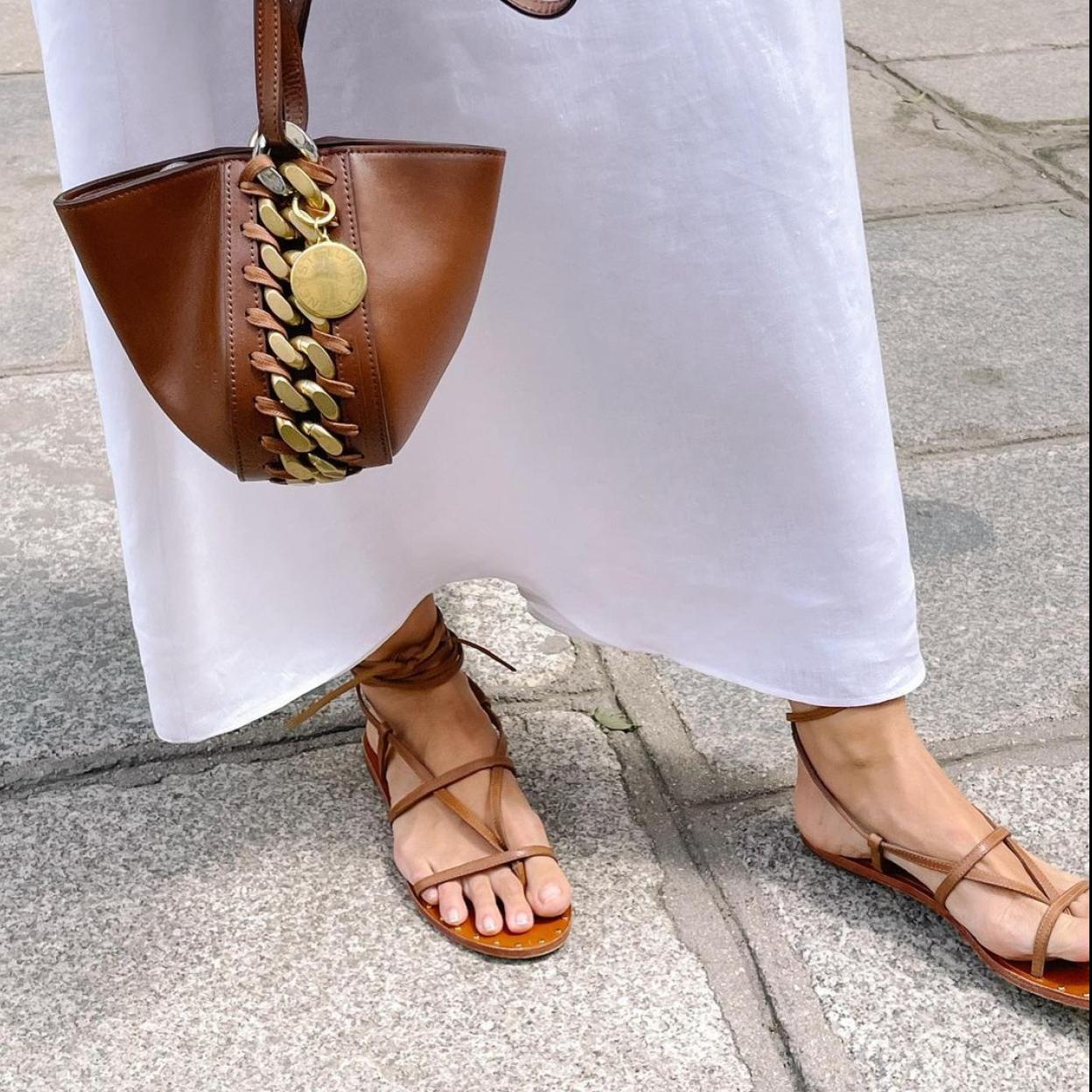 Pincha en la imagen para ver las sandalias planas destalonadas que necesitas este verano para ir cómoda y a la moda. 