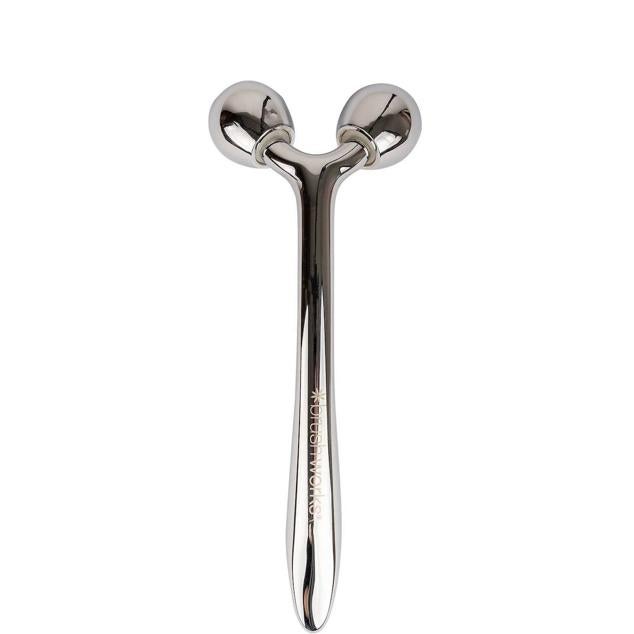 Un  rodillo  de doble cabezal esférico hecho de zinc que se puede usar con o sin efecto helado, aunque se recomienda la segunda opción para multiplicar la rapidez y eficacia de su acción, pudiendo observar mejorías instantáneas. Consigue en apenas minutos, tonificar, reafirmar, iluminar, mejorar el tono, reavivar el aspecto y dejar la tez de lo más sedosa y elástica.