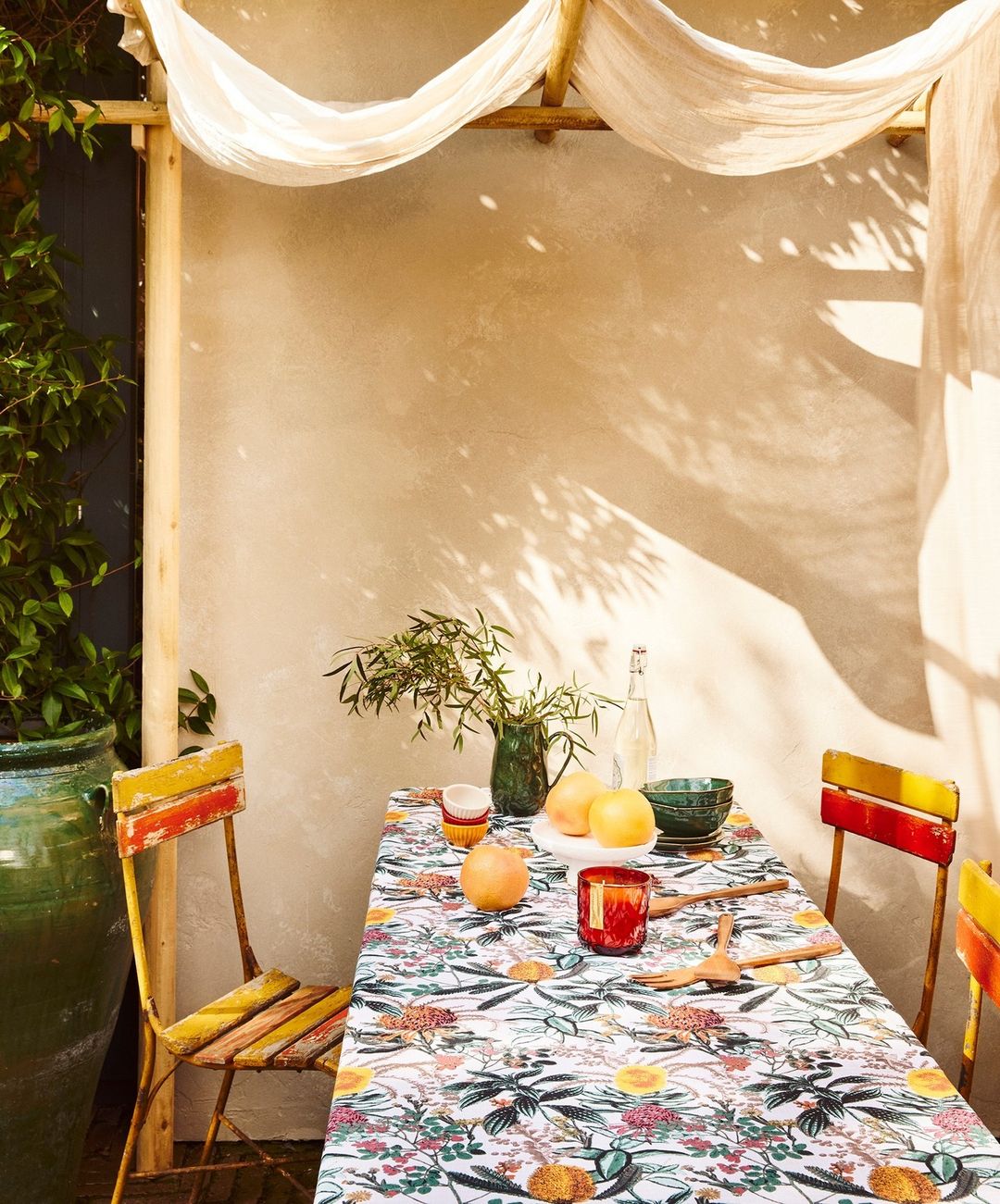 El color llena nuestras mesas de verano con la selección de menaje y textiles de Primark Home: el mantel con estampado vegetal en color cuesta 12 euros; los bowls verdes y los platos a juego, 4 euros cada uno; la jarra, 7 euros; el pack de dos manteles individuales con estampado de hojas, 7 euros; y el centro con forma de hoja en ratán, 5 euros.