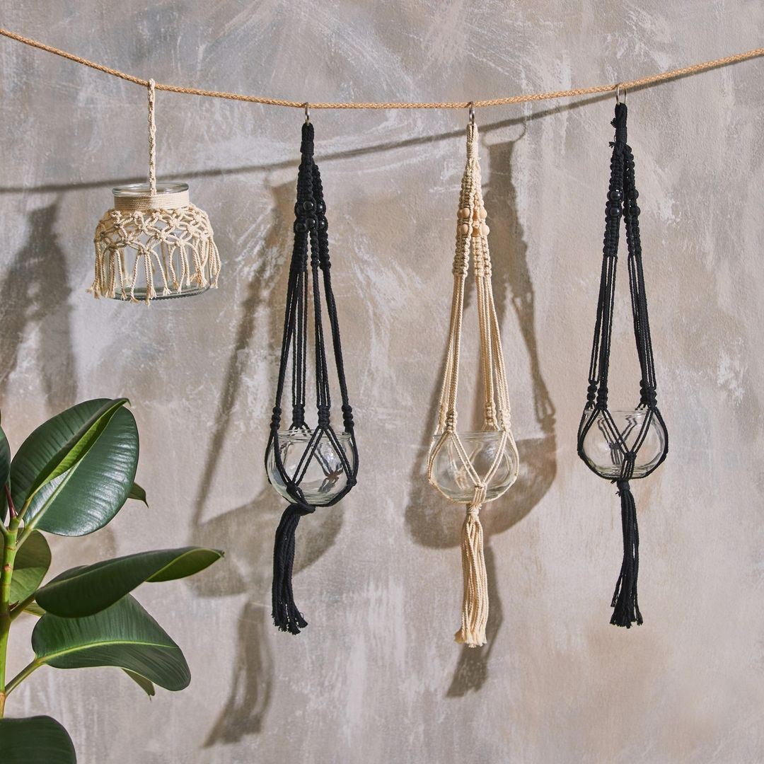 Técnicas tradicionales como el macramé pondrán un toque rústico y retro a tu hogar con adornos tan ideales como estos cuelgavelas en diferentes colores, que cuestan 3 euros en Primark Home.