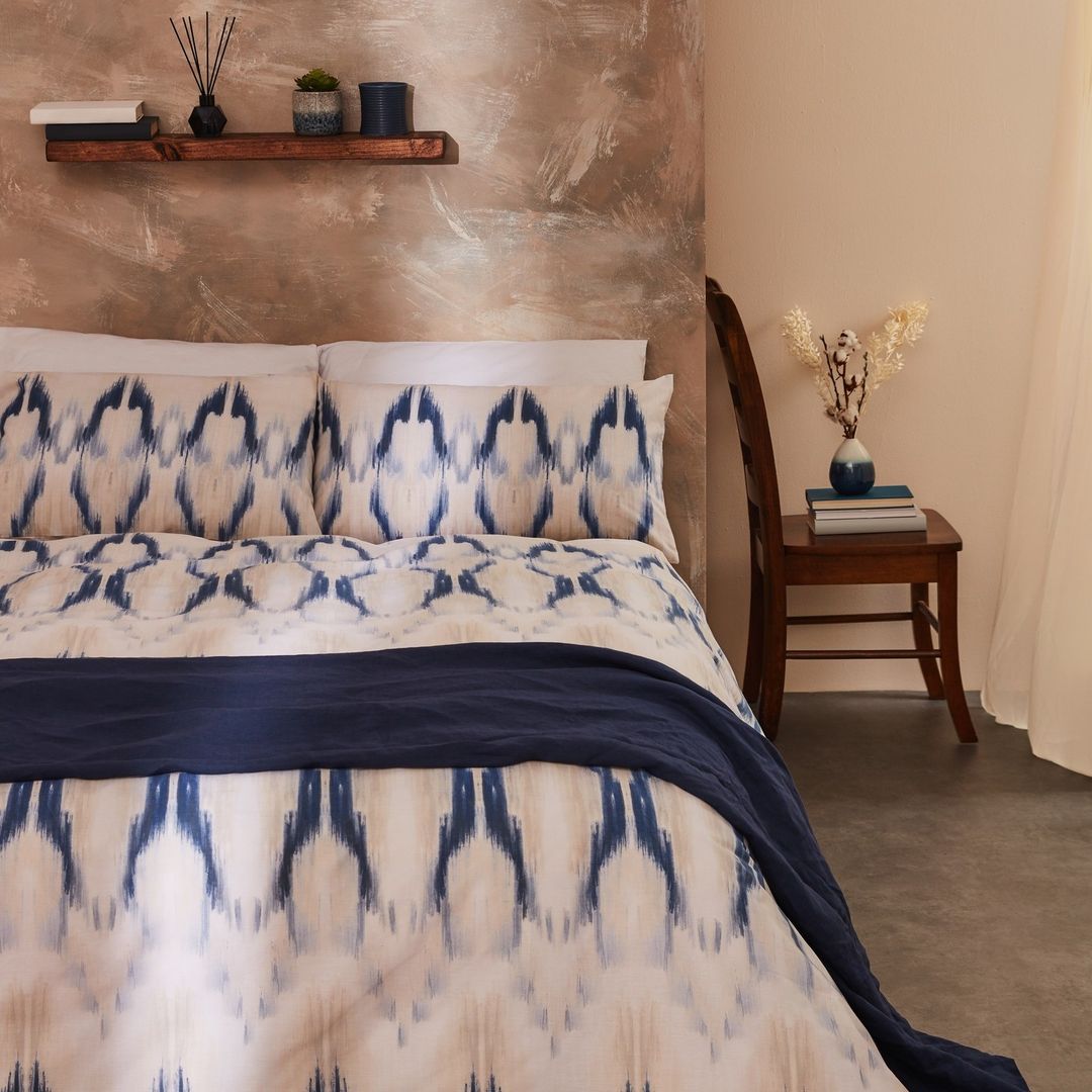 Un cielo despejado, el mar... El azul, combinado con el blanco, es el color protagonista de la nueva colección deco de Primark Home. Este juego de cama cuesta 11 euros.