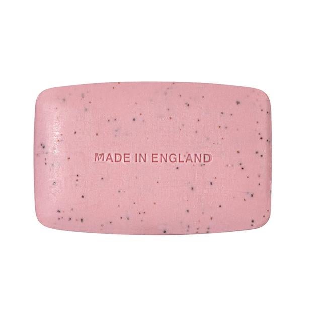 Jabón con efecto exfoliante, limpia los poros en profundidad y lucha contra el acné, dejando la piel suave y sin manchas. Ayuda a prevenir las manchas de acné gracias a los granos de albaricoque que trabajan con el jabón para limpiar a fondo los aceites y las toxinas excesivos que conducen a los brotes. Precio: 6,99 euros en Amazon. Cómpralo aquí