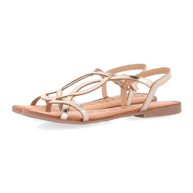 Sandalia de tiras plana, elaborada en cuero sintético de color dorado. Precio: entre 18,95 euros y 27 euros dependiendo del tamaño. Cómpralo aquí