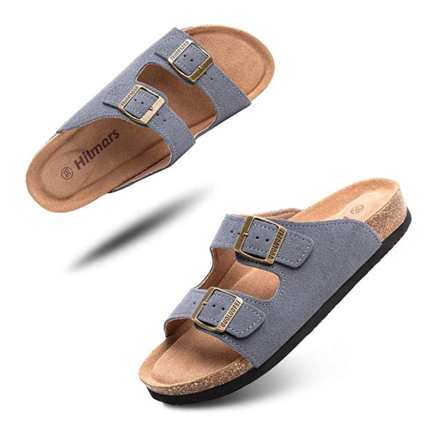 Sandalias de pala con suela de caucho y cierre con doble hebilla. Material exterior sintético en color gris. Precio: 32,99 euros. Cómpralo aquí