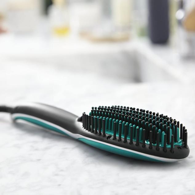 Cepillo alisador eléctrico especialmente diseñado para cabello encrespado y muy rizado. Alisa de manera rápida todo tipo de cabello de manera fácil y ahorrando hasta un 33% del tiempo de planchado y dañandolo menos gracias a su recubrmiento cerámico. Con generador de iónes integrados para conseguir resultados brillantes, libres de electricidad estática y con acción anti encrespamiento para resultados más duraderos y rápidos. Precio: 32,99 euros en Amazon. Cómpralo aquí