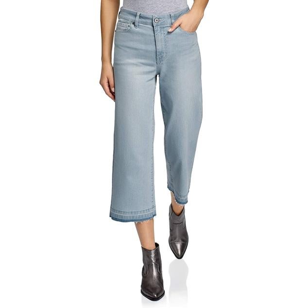 Pantalones vaqueros tipo culotte con bajo recortado de color azul. Tiro alto y corte holgado. Precio: 21,10 euros. Cómpralo aquí