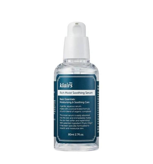 Este tratamiento de textura ligera y refrescante ayuda a recuperar toda la hidratación necesaria, revitalizar el cutis, reparar la piel y corregir los signos visibles de deterioro, perfeccionando el rostro en general. Contiene una mezcla super hidratante de ácido hialurónico, pantenol, glicerina, centella asiática, vitamina E, aloe vera y loto que, además ayuda a regenerar. Por otra parte, antioxidantes como la raíz de regaliz o la rosa, potencian la luminosidad de la piel y desinflaman. Y, otros extractos suavizarán la tez para que luzca años más joven. Cómpralo aquí