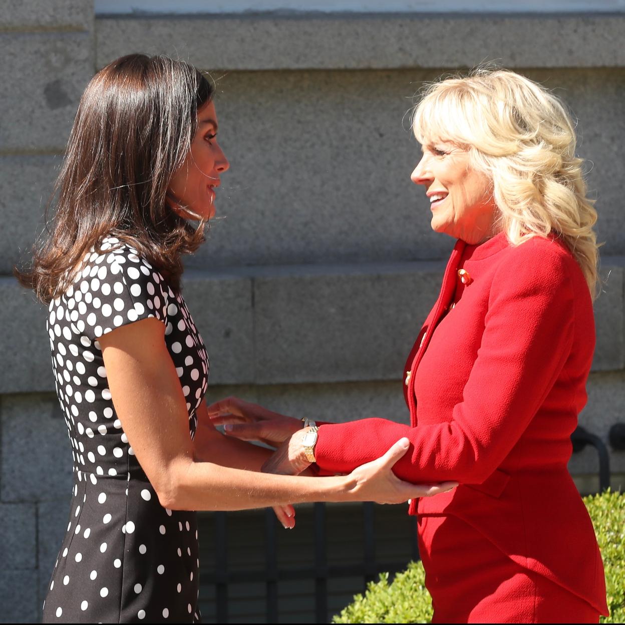 La reina Letizia saluda a Jill Biden.