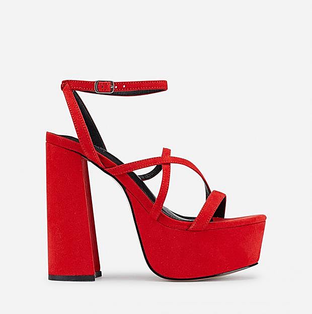 Imagen principal - Las sandalias de tacón cómodo y plataforma de Eugenia Martínez de Irujo perfectas para parecer más alta