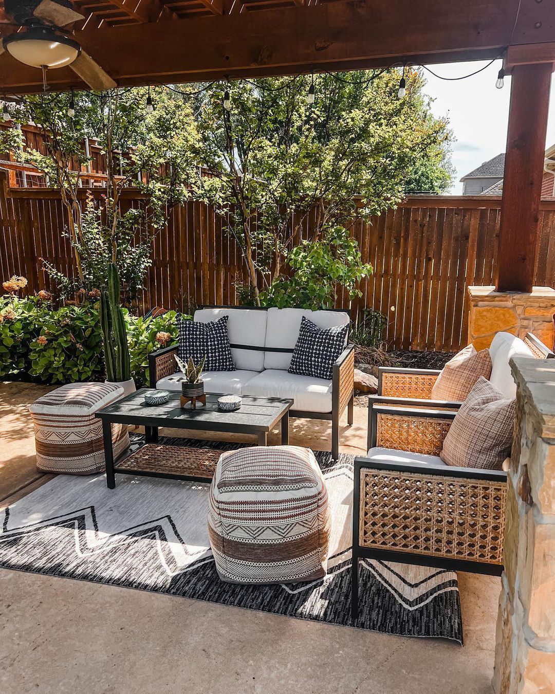 El ratán y las fibras naturales son los materiales estrella para los muebles de exterior. Y no podemos resistirnos a este conjunto de sofá, sillones individuales y mesa auxiliar bicolor que puedes hemos encontrado casi idéntico por 179 euros. Cómpralo aquí