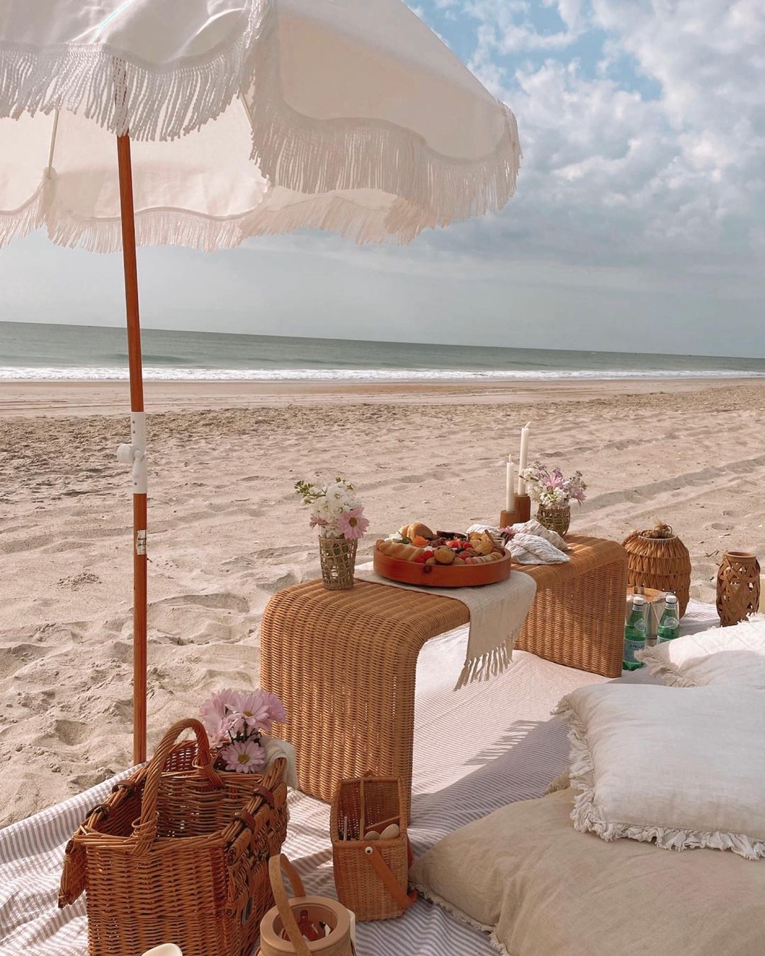 De estilo vintage y perfecta para arrasar con tus fotos en Instagram, esta sombrilla con detalle de flecos es una de las más deseadas de Amazon, y cuesta 120 euros. Cómpralo aquí