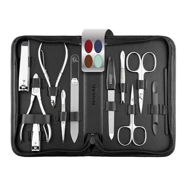 Set de manicura y pedicura con 2 limas para uñas (de cristal y de zafiro), 2 tijeras, 2 pinzas, 2 alicates, 2 cortaúñas y 2 utensilios de punta doble (empujador y limpiador). Precio: 69,99 euros. Cómpralo aquí