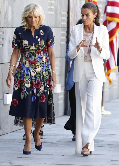 Imagen - Jill Biden y Letizia en su llegada al centro de refugiados. / GTRES