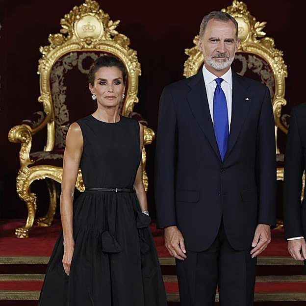 El sobrio y espectacular vestido negro de la reina Letizia en la cena de la cumbre de la OTAN