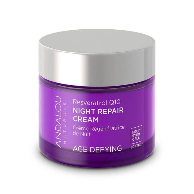 Renueva, repara y regenera la piel rejuveneciéndola completamente a través de la crema antiedad  Reveratrol Q10 Night Repair Cream de Andalou , formulada a base de células madre frutales que contrarrestan el daño causado por el envejecimiento, resveratrol antioxidante, vitamina C, un complejo bioactivo de bayas, ácido hialurónico, proteínas, aceites vegetales y coenzima Q10. Así, estimula la circulación, la renovación de las células y disminuye el deterioro celular, atenuando arrugas, reafirmante, tersando e iluminando la tez. Cómpralo aquí