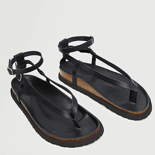 Imagen principal - El vestido de Massimo Dutti más precioso de la temporada es estampado, de tirantes (y tiene descuento)