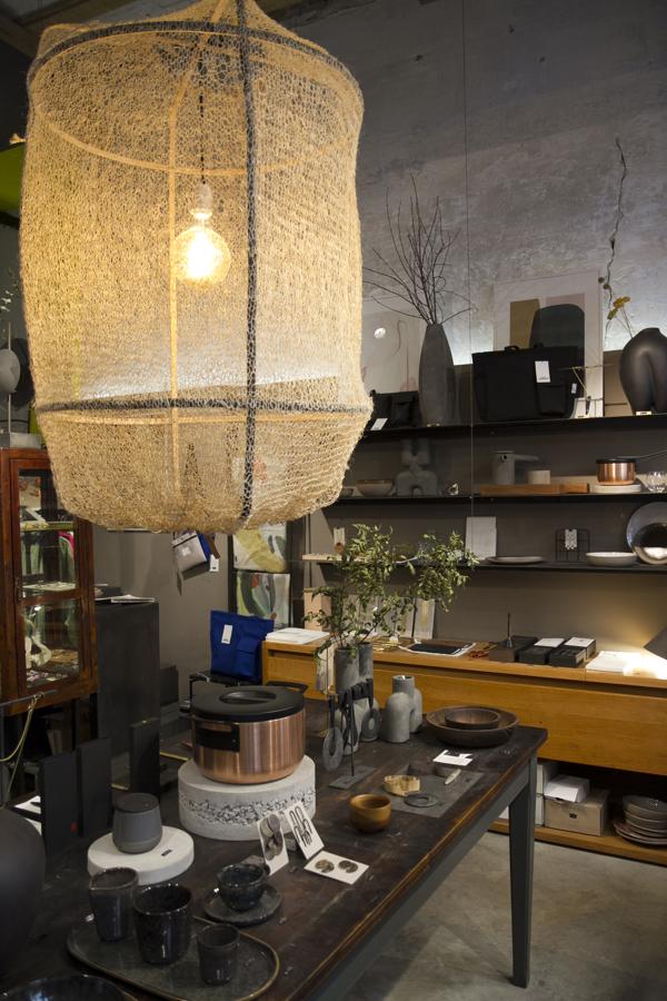 Karlota Laspalas dirige este concept store y recupera una antigua tienda de tejidos con su selección de piezas artesanales y de materiales nobles y sostenibles, desde kaftanes indios a kimonos o tejidos de Ichi Antiquites. También, perfumes, cerámicas, lámparas... (karlotalaspalas.com).