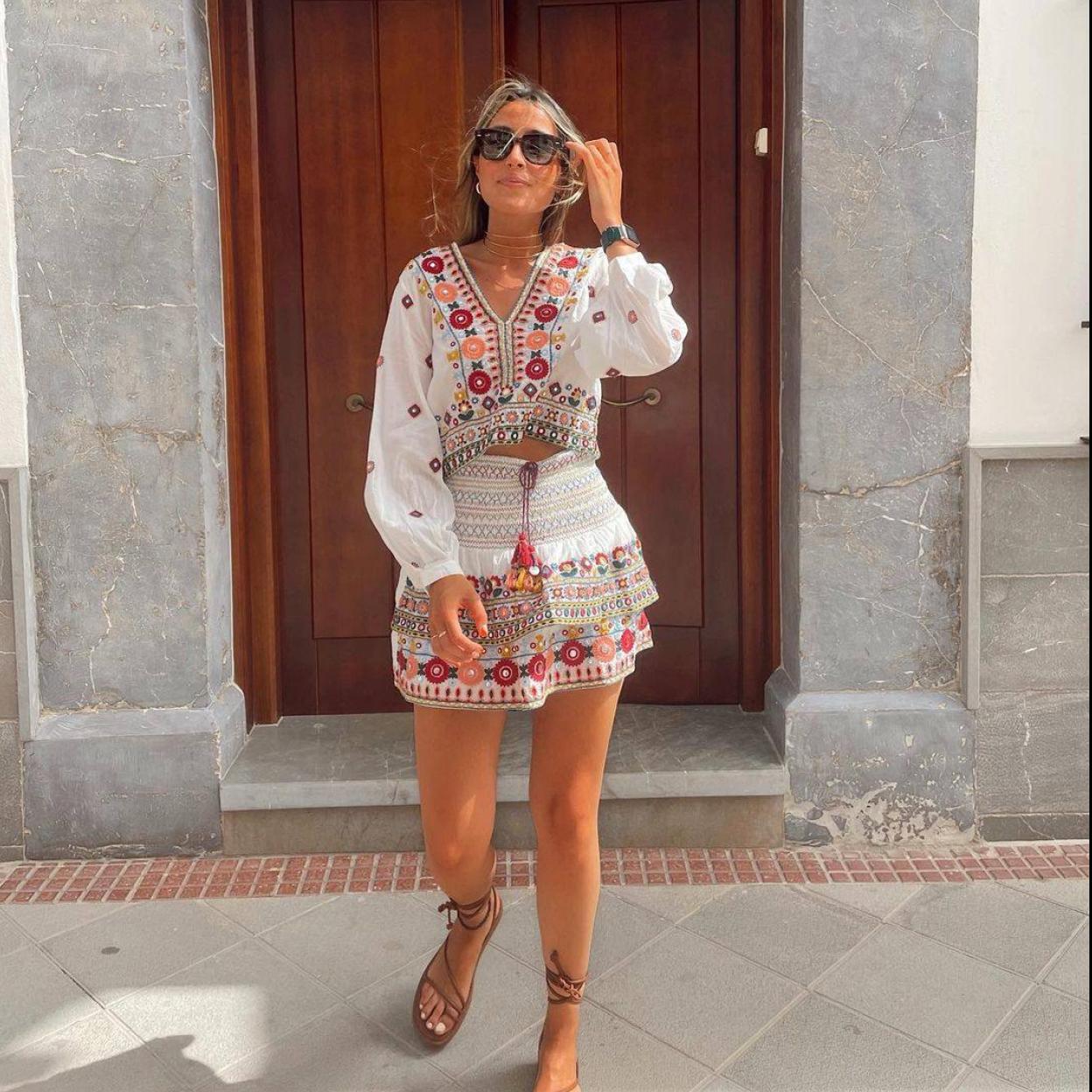 Flechazo con este conjunto bohemio de blusa y falda bordados que se está agotando en tiempo récord por lo ponible y versátil que es