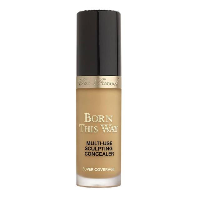 Born This Way Super Coverage Concealer de Too Faced es un corrector 4 en 1 que sirve para disimular completamente toda imperfección gracias a su cobertura total que no se siente pesada. Se trata de una formula hidratante con ácido hialurónico, agua de coco y rosa alpina que suaviza la piel y neutraliza cualquier tipo de pigmentación, por lo que es ideal para el contorno de los ojos. Además, permanece intacto hasta 12 horas. Cómpralo aquí