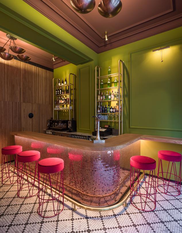 Ubicado en el ensanche, su preciosa decoración (firmada por el estudio Il Mio Design) nos traslada a un bar italiano de principios del siglo XX. En él, Leonor Zabalegui prepara cócteles y gin tonics, acompañados de ricas tapas. Y tiene terraza. (el-rincon-de-leo.negocio.site).